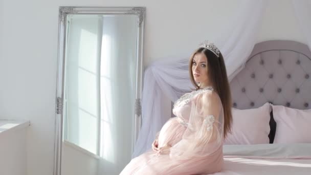 Pregnant girl in a luxurious pink dress — Stock Video