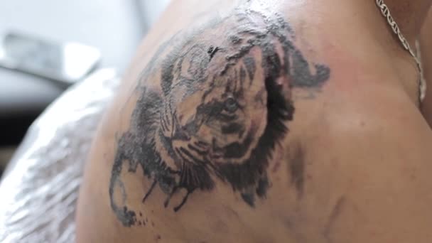 Meister stopft sich ein Tattoo — Stockvideo