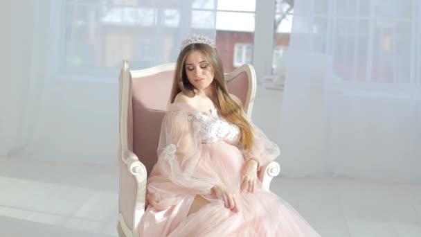 Těhotná dívka v luxusní růžové šaty — Stock video