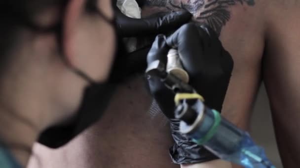 Meester stopt een tatoeage — Stockvideo
