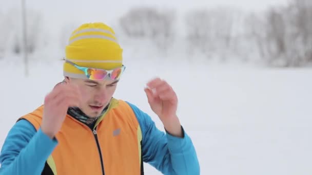 Guy skier puts on glasses — Stock Video