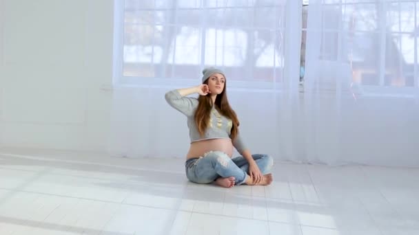 Beautiful cheerful pregnant young girl — Stock Video