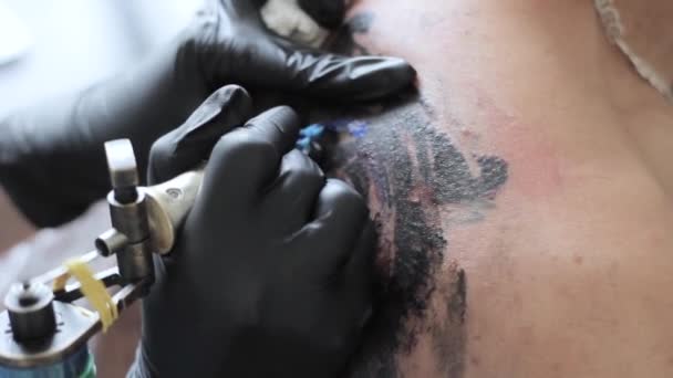 Usta bir dövme katalizatörler — Stok video