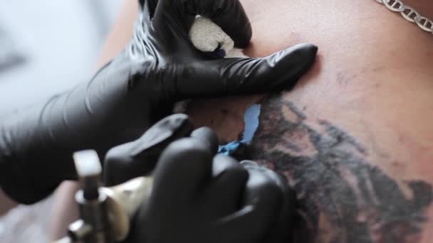 Usta bir dövme katalizatörler — Stok video