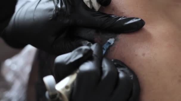 Meester stopt een tatoeage — Stockvideo