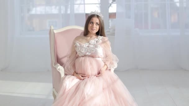 Gravid flicka i en lyxig rosa klänning — Stockvideo
