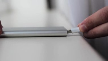 Yakın çekim. bir usb kablosu ile bir powerbank kullanımı