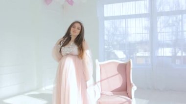 lüks pembe elbiseli hamile kız