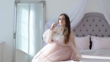 pembe elbiseli hamile kız