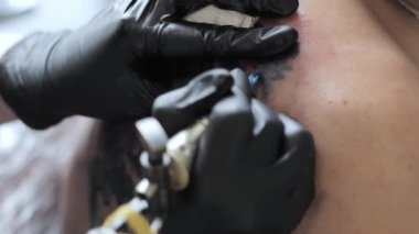 Usta bir dövme katalizatörler