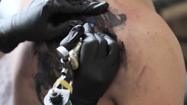 Meester stopt een tatoeage — Stockvideo