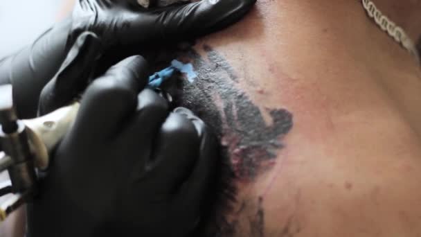 Mester töm a tetoválás — Stock videók