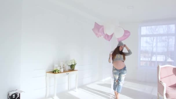 Беременная девушка с воздушными шарами — стоковое видео