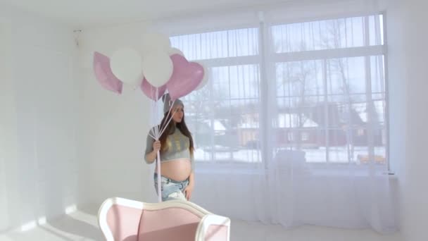 Вагітна дівчина з повітряними кулями — стокове відео
