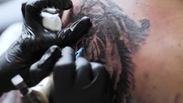 Мастер набивает татуировку — стоковое видео