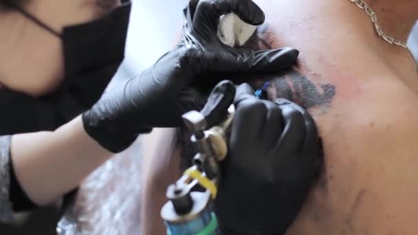 Meester stopt een tatoeage — Stockvideo