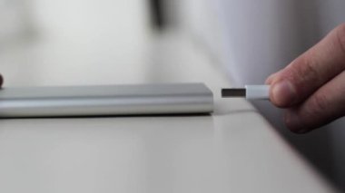 Yakın çekim. bir usb kablosu ile bir powerbank kullanımı