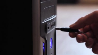 yakın çekim. Usb flash sürücü el ekler