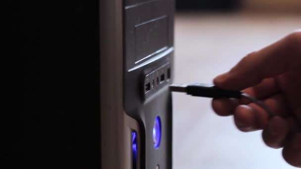 Close-up. the hand inserts the USB flash drive — Stock Video