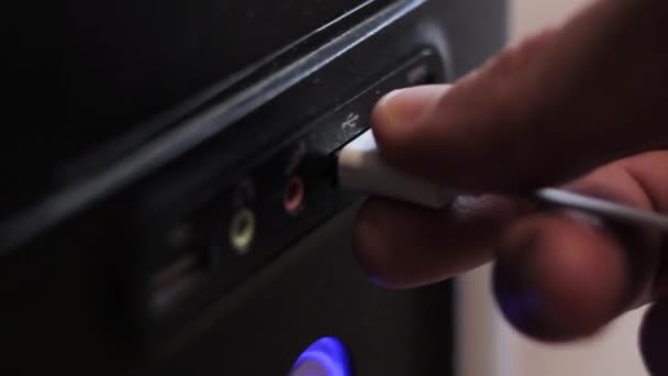 Primo piano. la mano inserisce la chiavetta USB — Video Stock