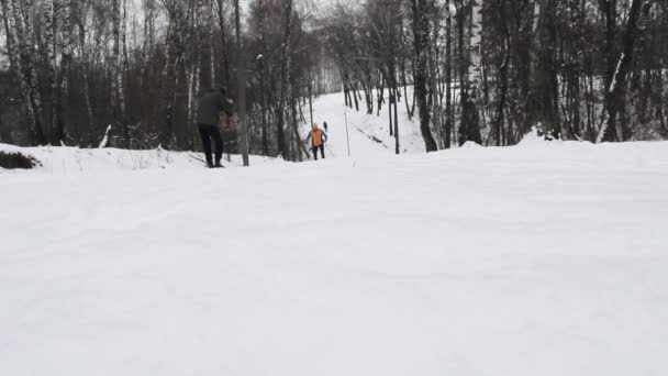 Video hinter der Bühne. Schießen auf die Kamera Skifahrer — Stockvideo