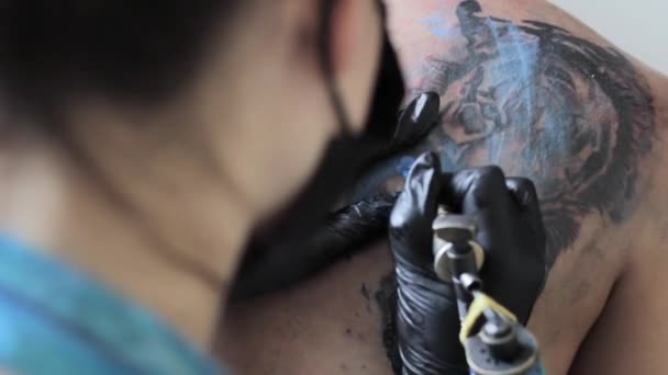 Master stoppar en tatuering tiger — Stockvideo