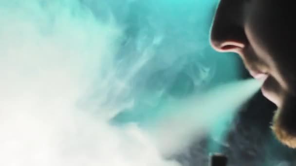 Νεαρός άνδρας καπνίζει ένα ευωδιαστό ανατολίτικο ναργιλέ — Αρχείο Βίντεο