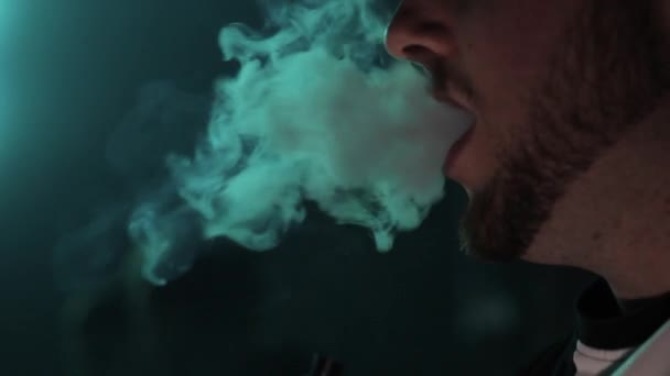 Usta mężczyzną syryjski palenie tradycyjnych hubble-bubble lub hookah. — Wideo stockowe