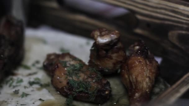 Poulet cuit au four avec une fourchette sur une assiette — Video