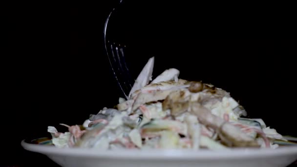Čerstvý salát s kuřetem a zeleninou — Stock video