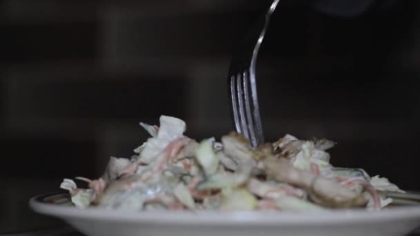 Frischer Salat mit Hühnchen und Gemüse — Stockvideo