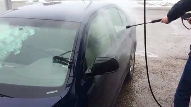 Синя мийка автомобіля з використанням водяного струменя високого тиску . — стокове відео