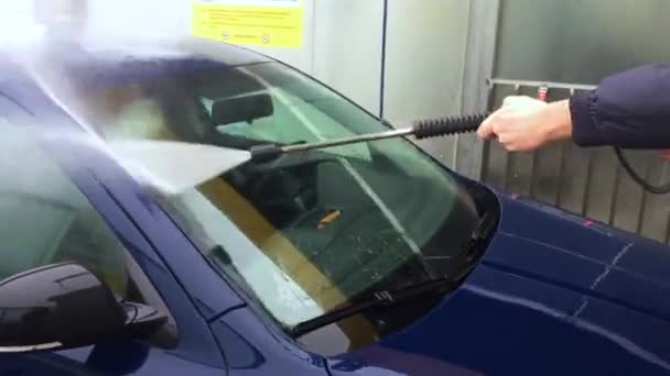 Auto mit Wasser waschen — Stockvideo