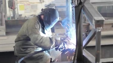 Fabrikada çelik konstrüksiyonların alt kaynak