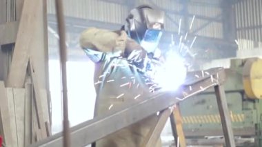 Sanayi işçisi bir metal çerçeve kaynak