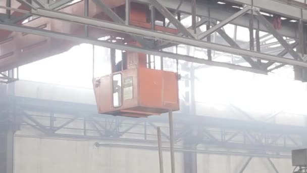 Gru aerea di fabbrica all'interno dell'edificio di fabbrica . — Video Stock