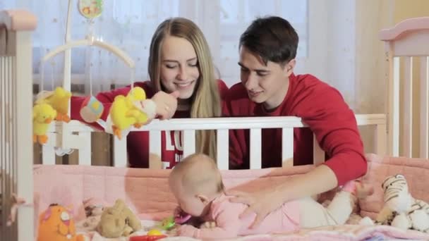 Aantrekkelijke jonge gezin met een dochter — Stockvideo