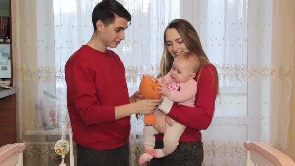 魅力的な若い家族は、娘と — ストック動画