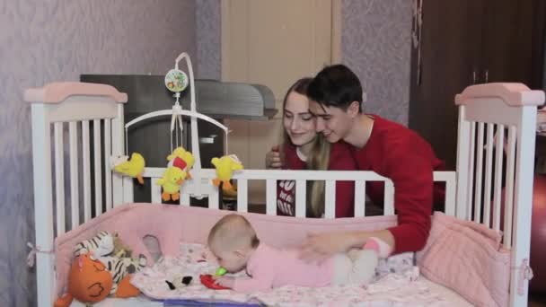 Jonge ouders met een pasgeboren kind — Stockvideo