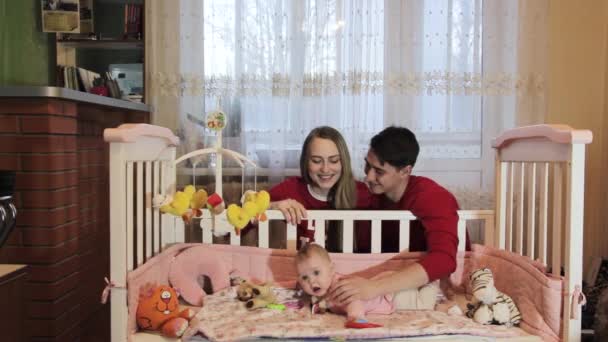 Jonge ouders verwachten hun eerste baby — Stockvideo