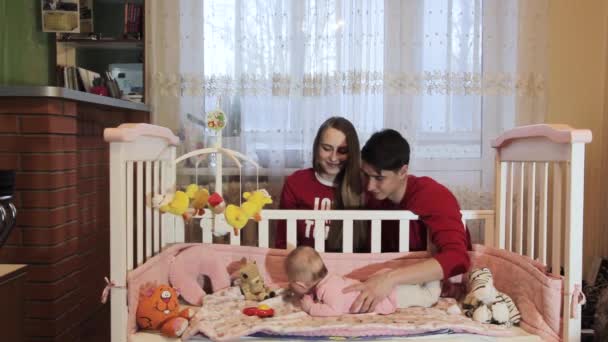 Les jeunes parents attendent leur premier bébé — Video