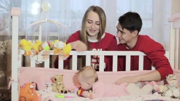 Padres jóvenes esperando su primer bebé — Vídeo de stock