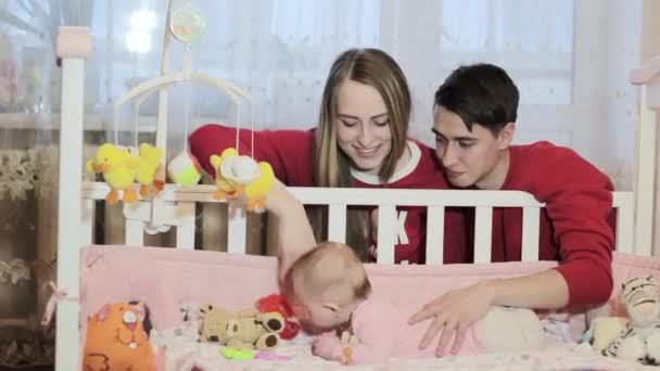 Padres con un niño recién nacido — Vídeo de stock