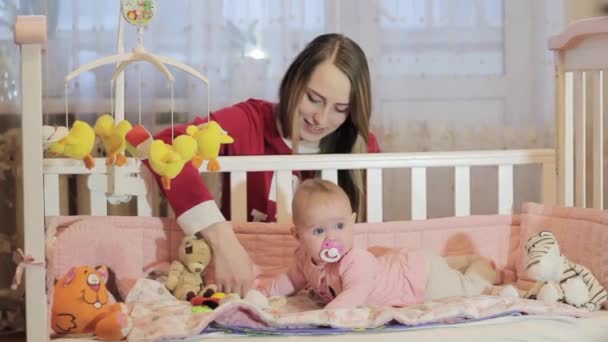 Mutter schläft Baby im Kinderbett ein — Stockvideo
