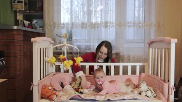 Mladá matka hraje s její malou dceru v posteli — Stock video