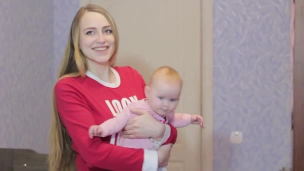 Jonge moeder speelt met haar dochter — Stockvideo