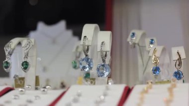 Yakından bakınca elmas küpeler.