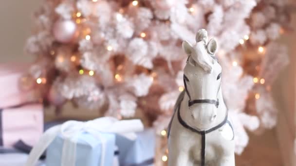 Caballo de juguete sobre el fondo del árbol de Navidad — Vídeos de Stock