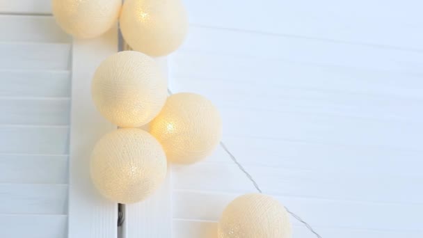 Gele kerstballen op decoratieve muur close-up — Stockvideo