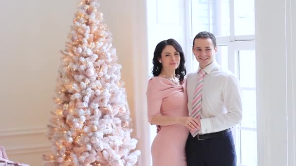 Pareja joven en un estudio de fotos con ropa hermosa — Vídeos de Stock